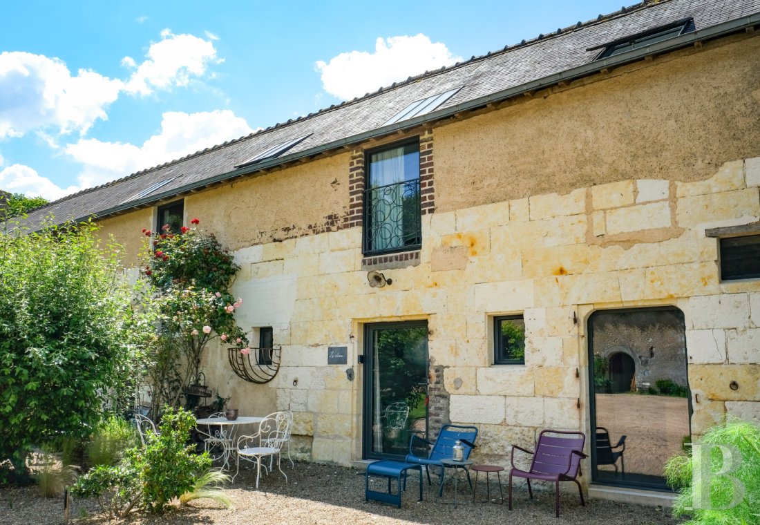 A artists' house with a cluster of small houses on the way to Le Mans - photo  n°22